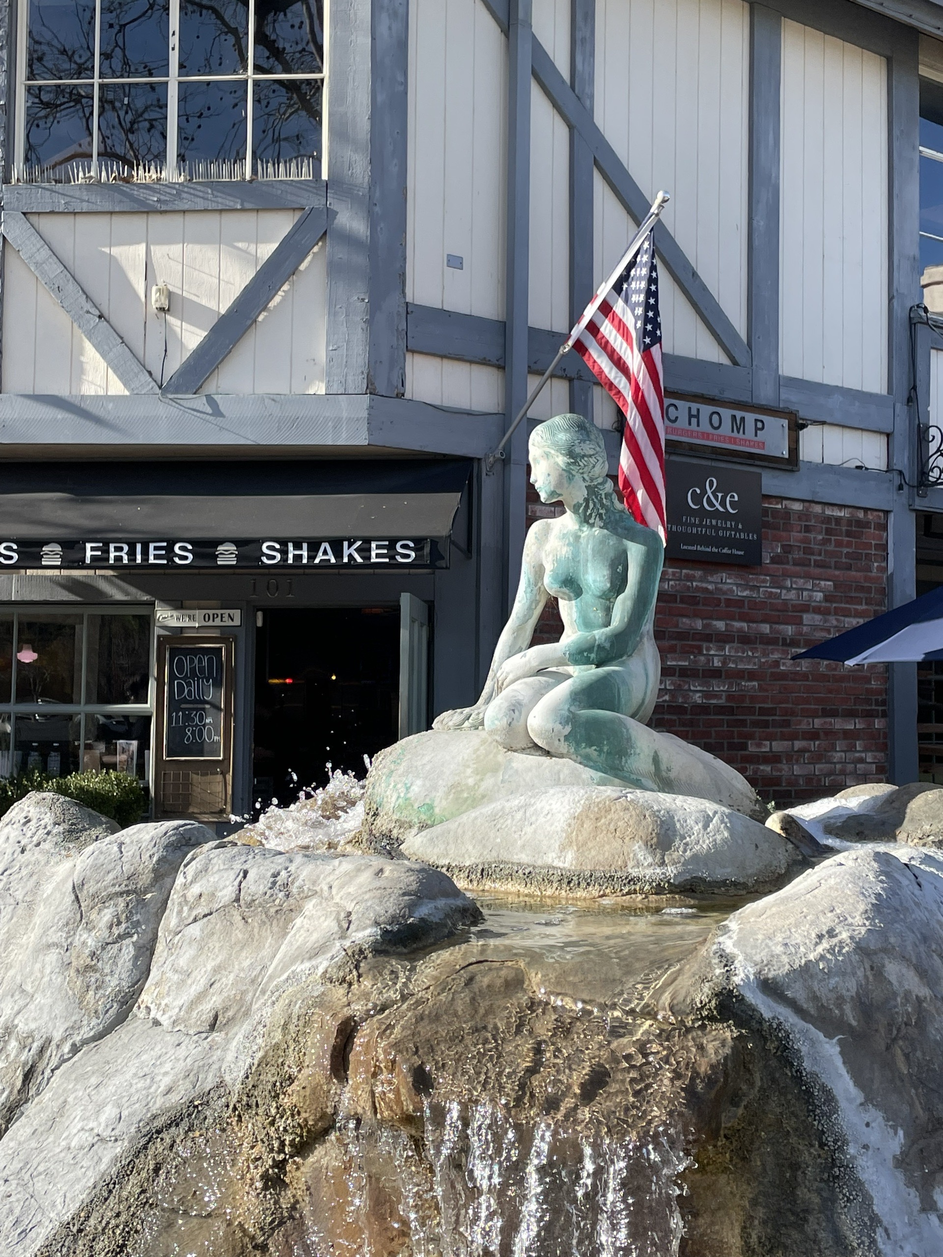 格陵兰首府突然全市停电,市民用蜡烛照明!有人发起“丹麦买下加州”请愿,近30万网民参与