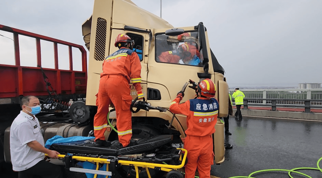 四川威远：轿车坠河三人被困 民警与消防员火速驰援化险情