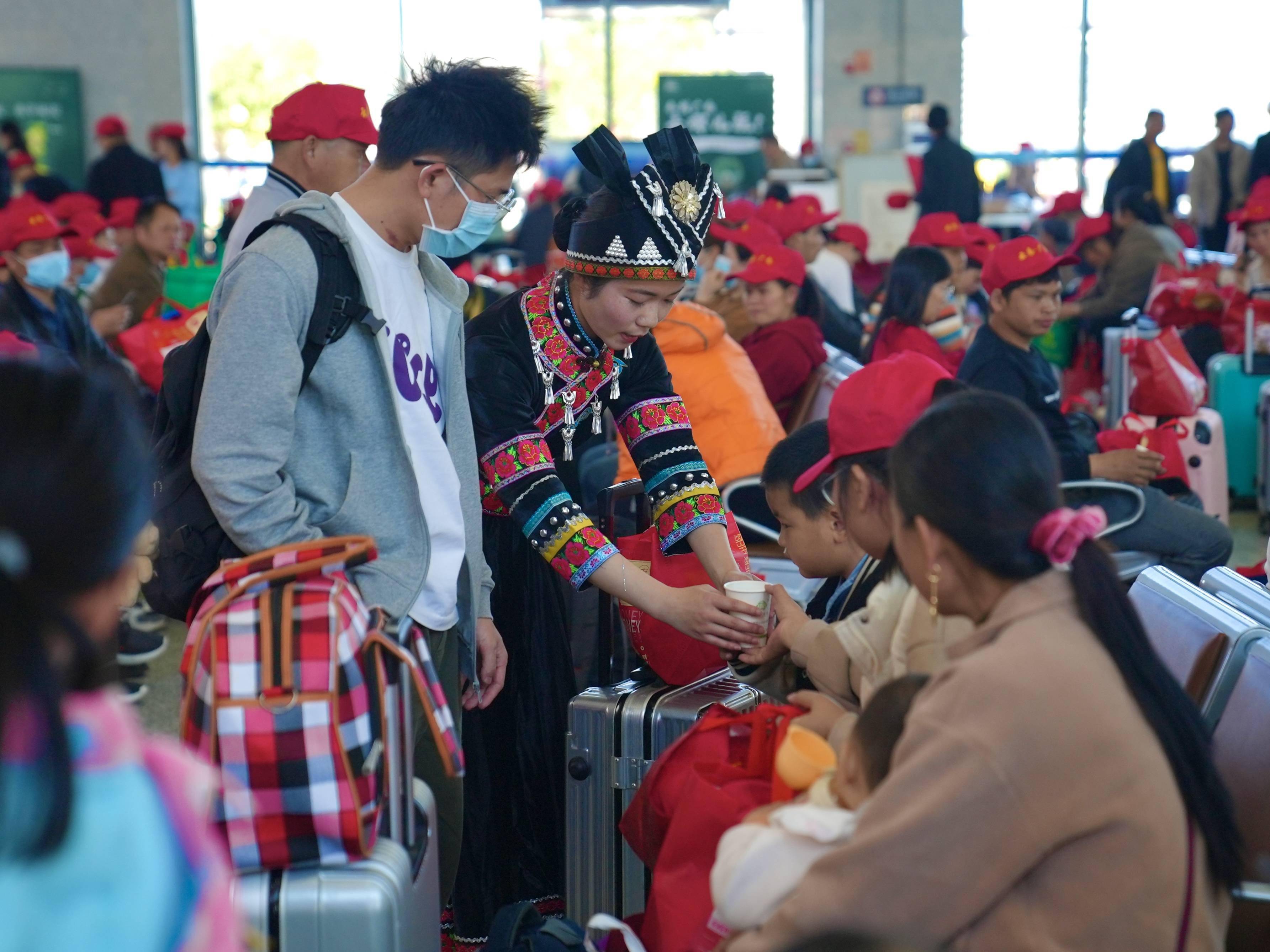 （新春走基层）福建泉州开行免费返乡高铁专列 近400名贵州籍务工人员顺利返乡