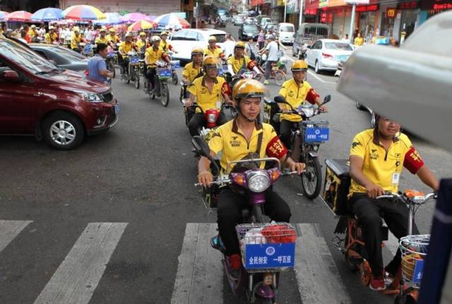 54万餐饮老板上美团智能掌柜问AI,429万个经营困惑2分钟得解