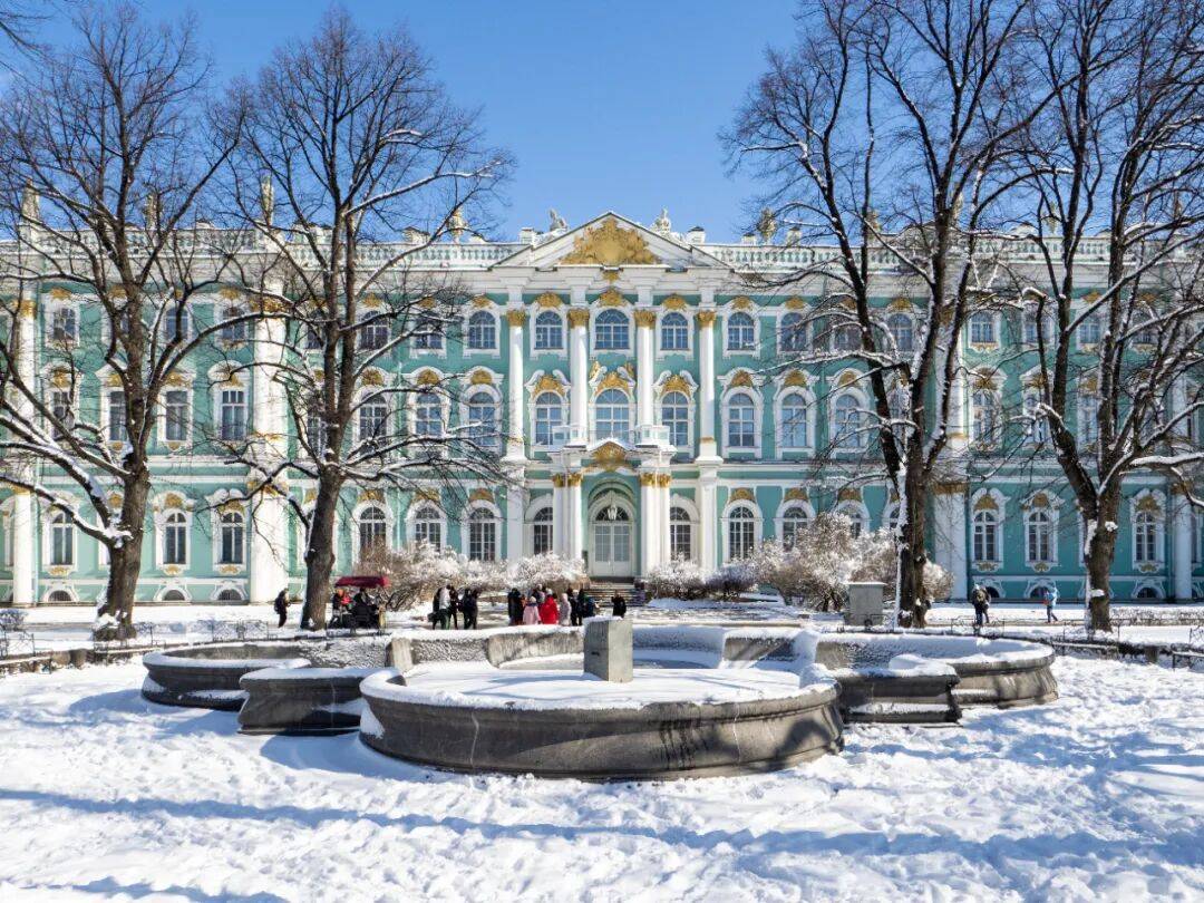 中国游客称因道路积雪，被困俄罗斯“极光村” 超40小时！有游客被安置在学校，安置点提供食物和热水，俄媒：滞留游客都已离开