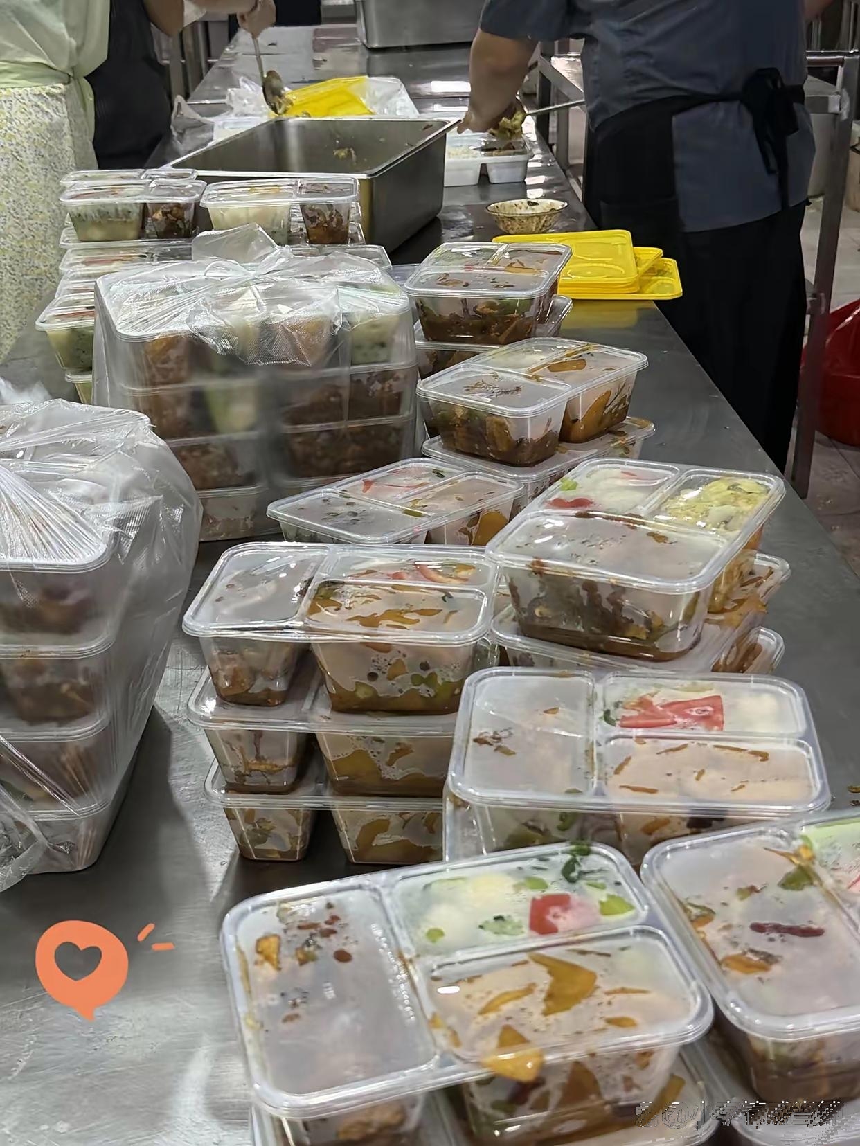 （新春走基层）两份盒饭，暖了除夕夜