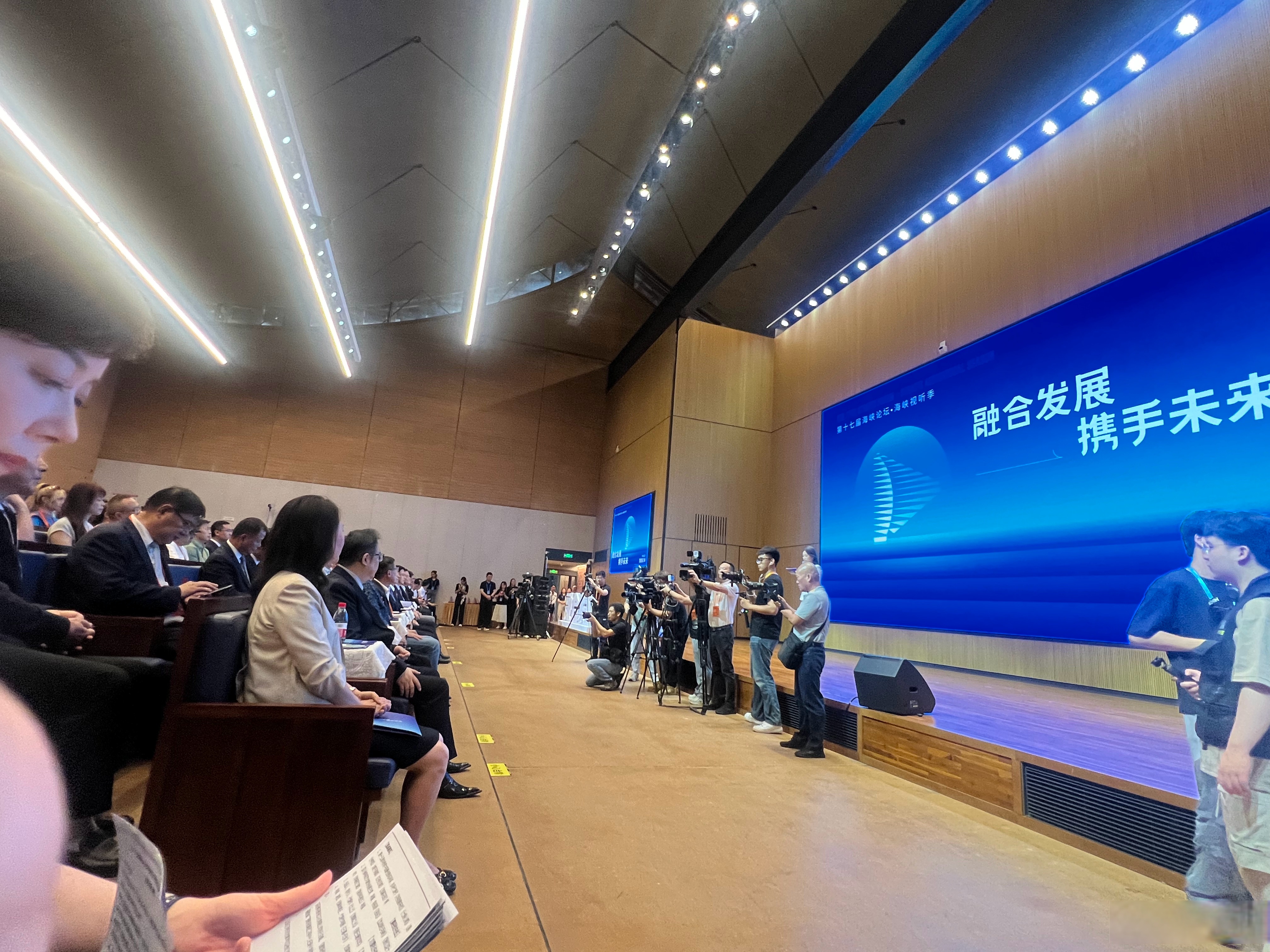 海口、湛江联合召开海口⇌湛江琼州海峡春运服务保障新闻发布会 预计节后出岛高峰为2月20日—23日