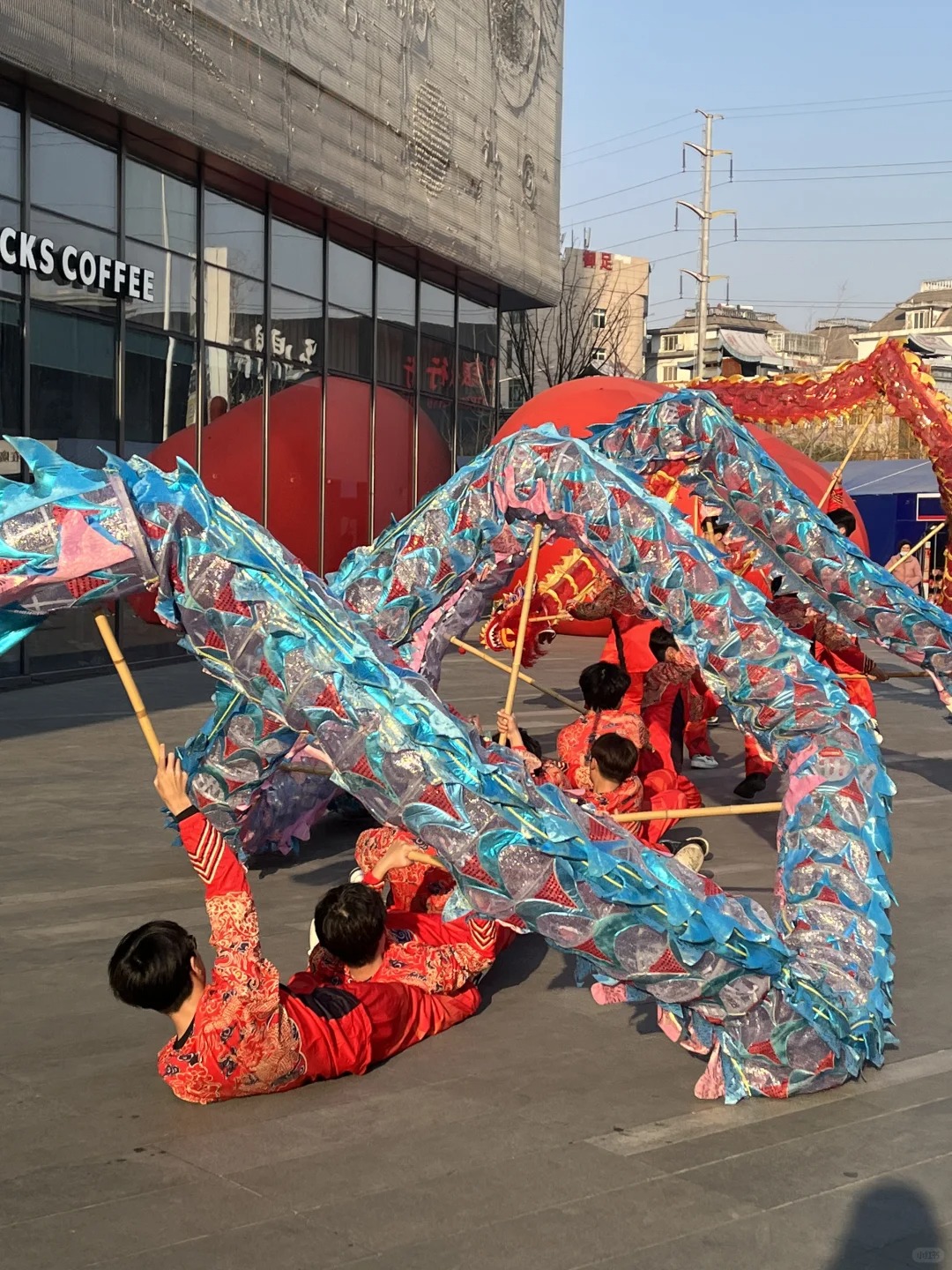 （新春见闻）“洋高跷”律动中国年 江西戏剧小镇闹新春