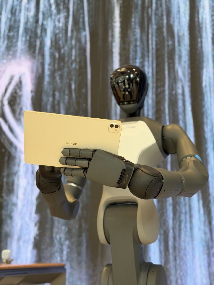 荣耀首款人形机器人亮相