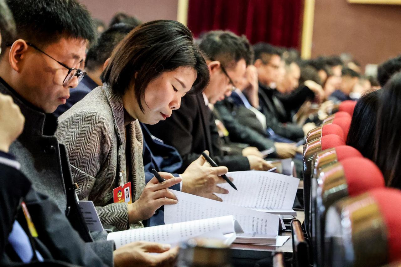 （全国两会）“AI+”行动形成新“三百六十行” 委员通道关注科技议题