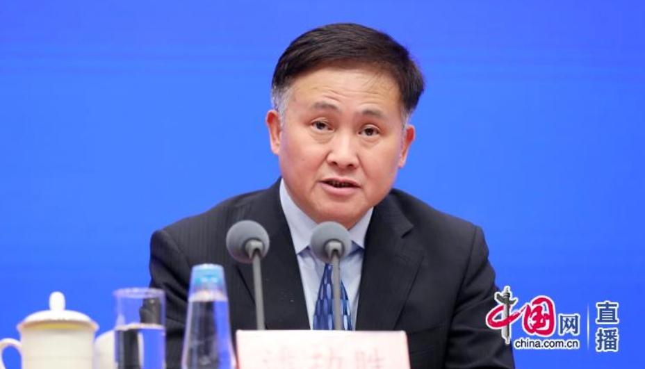 两会丨潘功胜：保持社会融资条件相对宽松