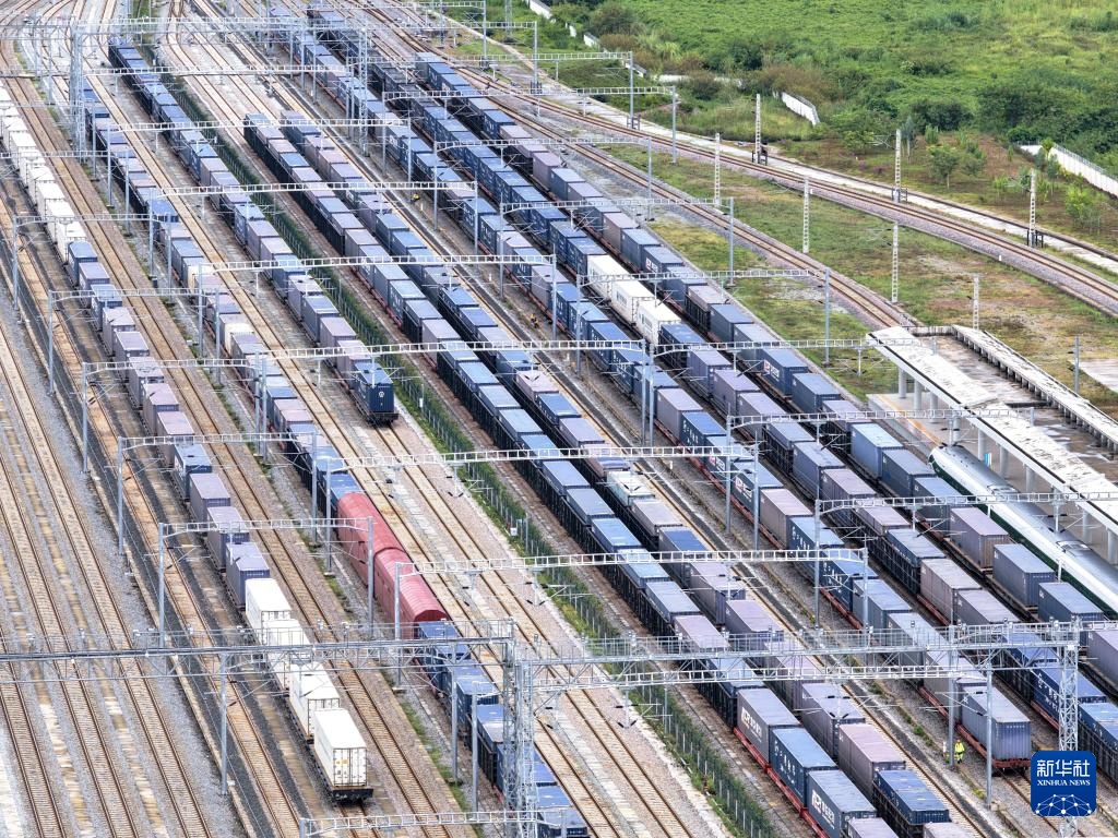 中老铁路跨境货物运输突破1800万吨