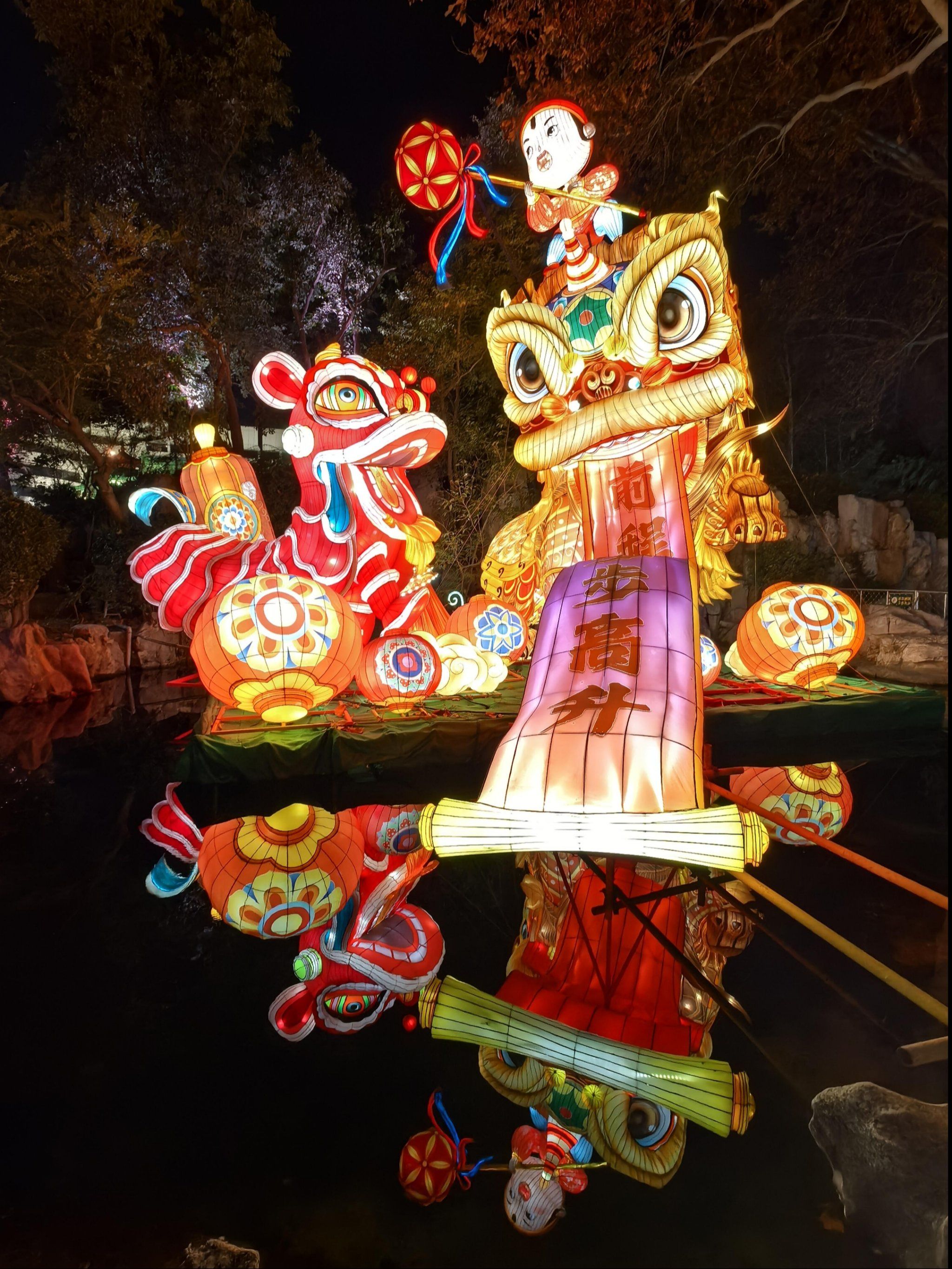 杭州上演春日主题灯光秀 浓郁春意溢满“城市封面”