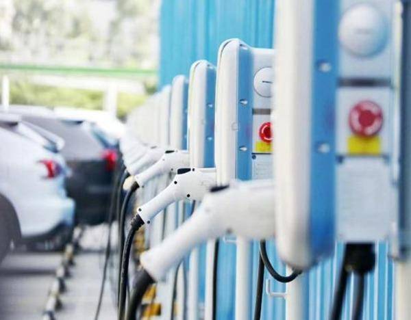 中国电动汽车充电基础设施（枪）总数超2100万个