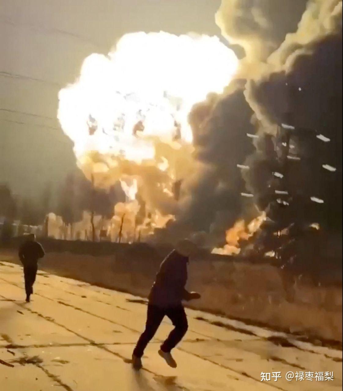 外媒：乌克兰袭击后，俄罗斯石油设施发生火灾