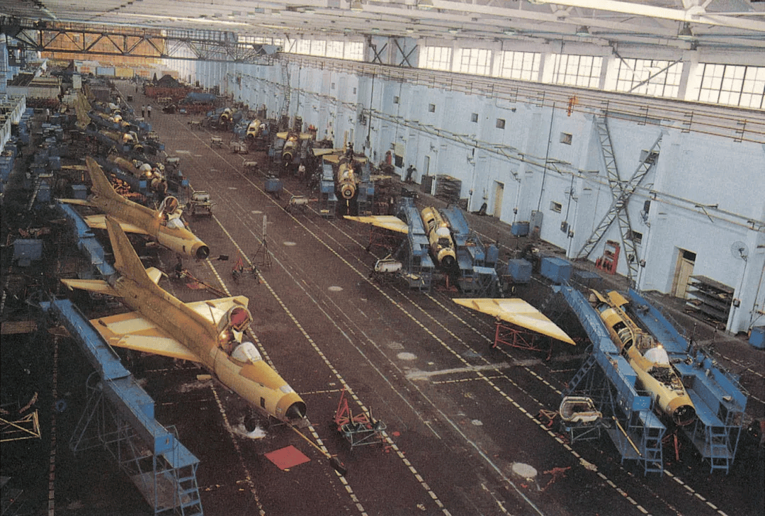 重庆一固定三角翼飞行器坠落 致飞行员及一名乘客受伤