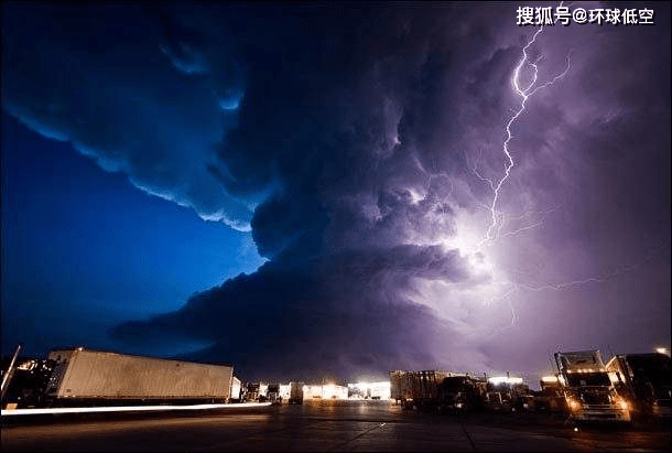 重庆一固定三角翼飞行器坠落 致飞行员及一名乘客受伤