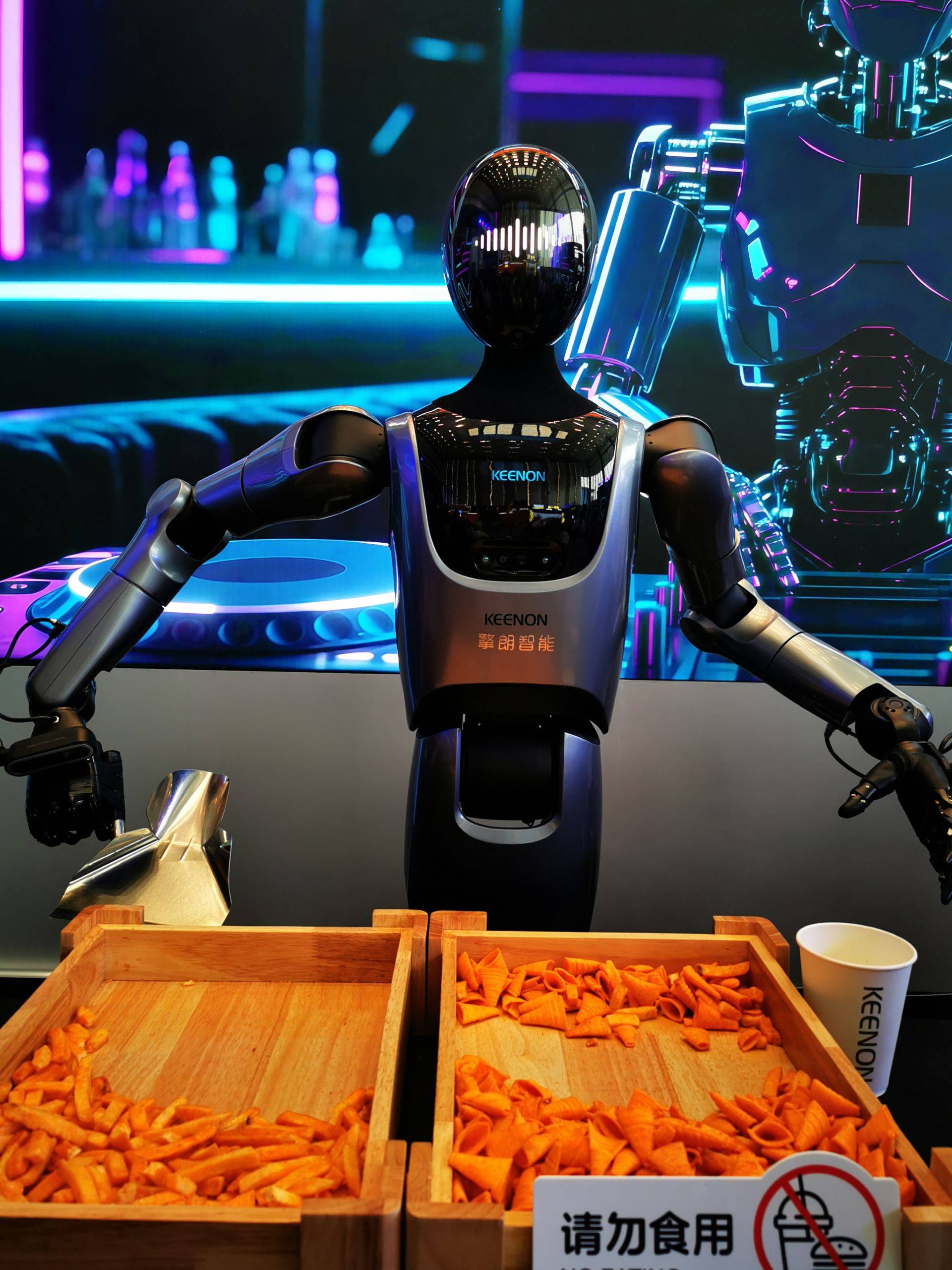 秀我中国｜备战人形机器人半程马拉松，“西湖o1”“智能背包”亮相