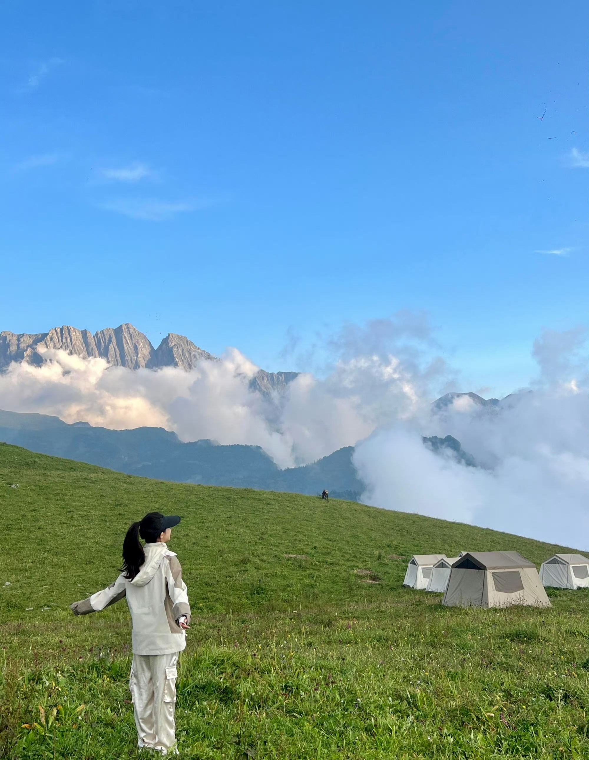 成都Citywalk再添新热点 外国游客“挤”进人民公园相亲角