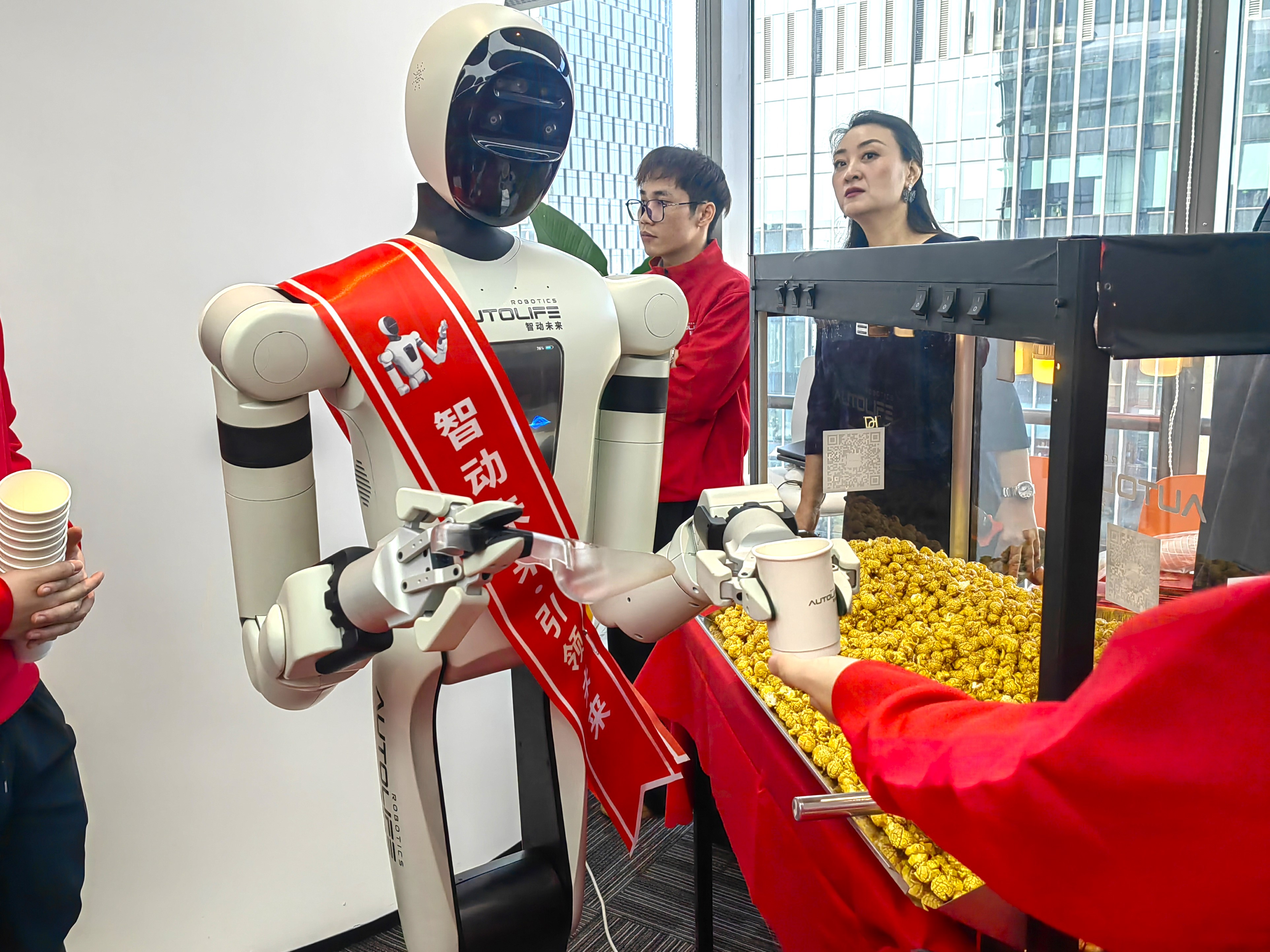 高德公开首款开放环境全自主具身机器人，前沿科技服务民生日常
