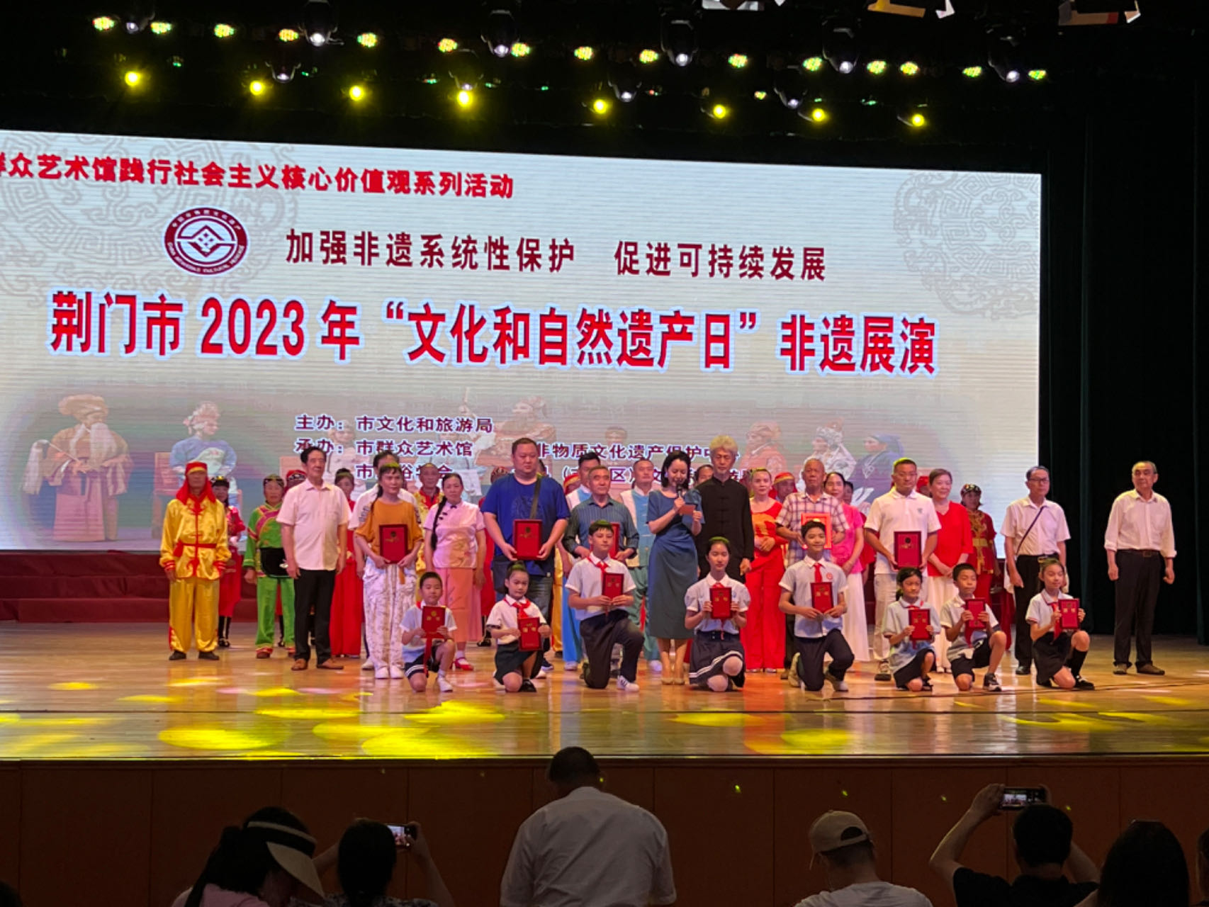 一间中国礼物商店，如何让在地非遗老技艺“活”在当下？