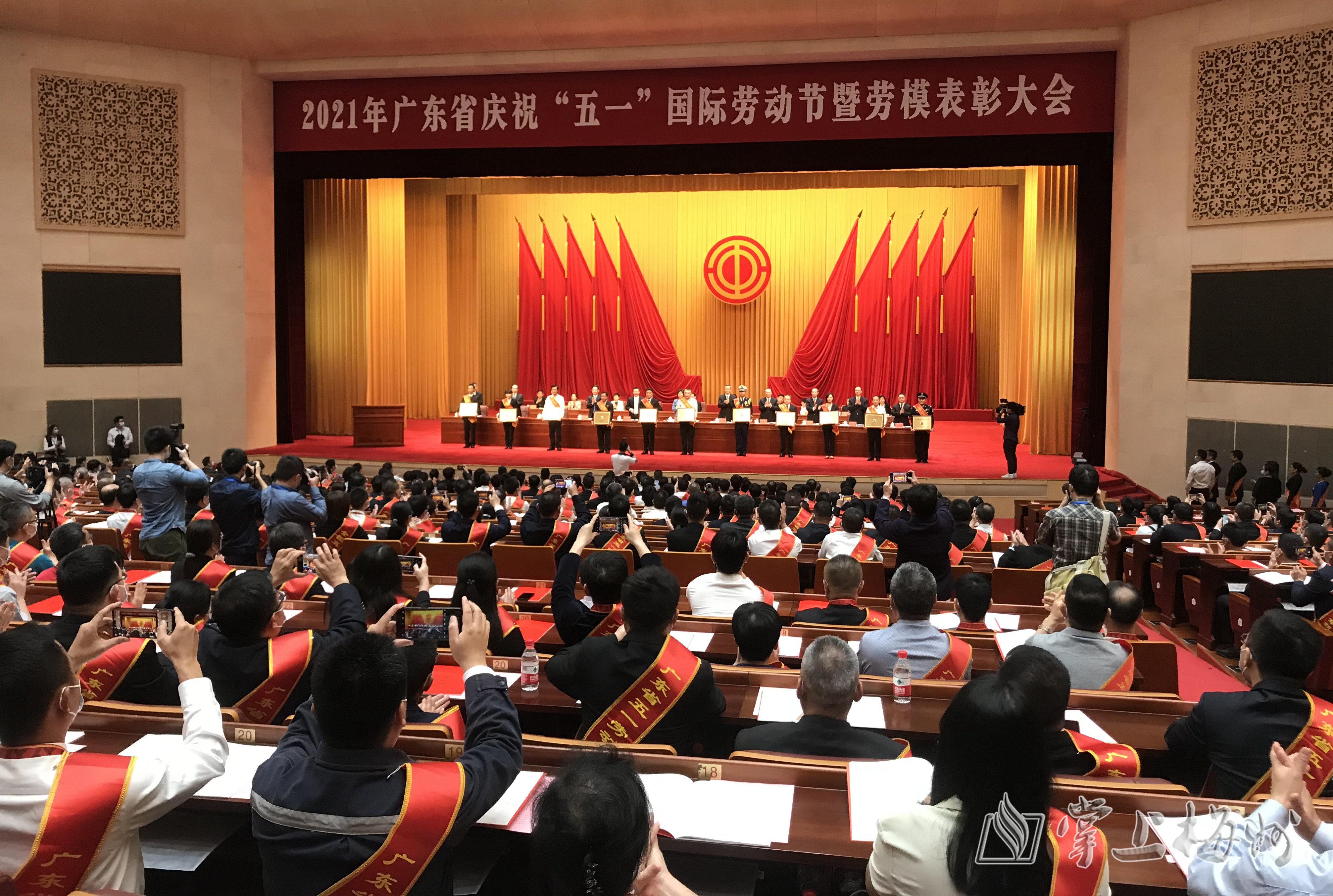 全国五一劳动奖表彰大会在京召开，美团骑手池崇注作为代表发言