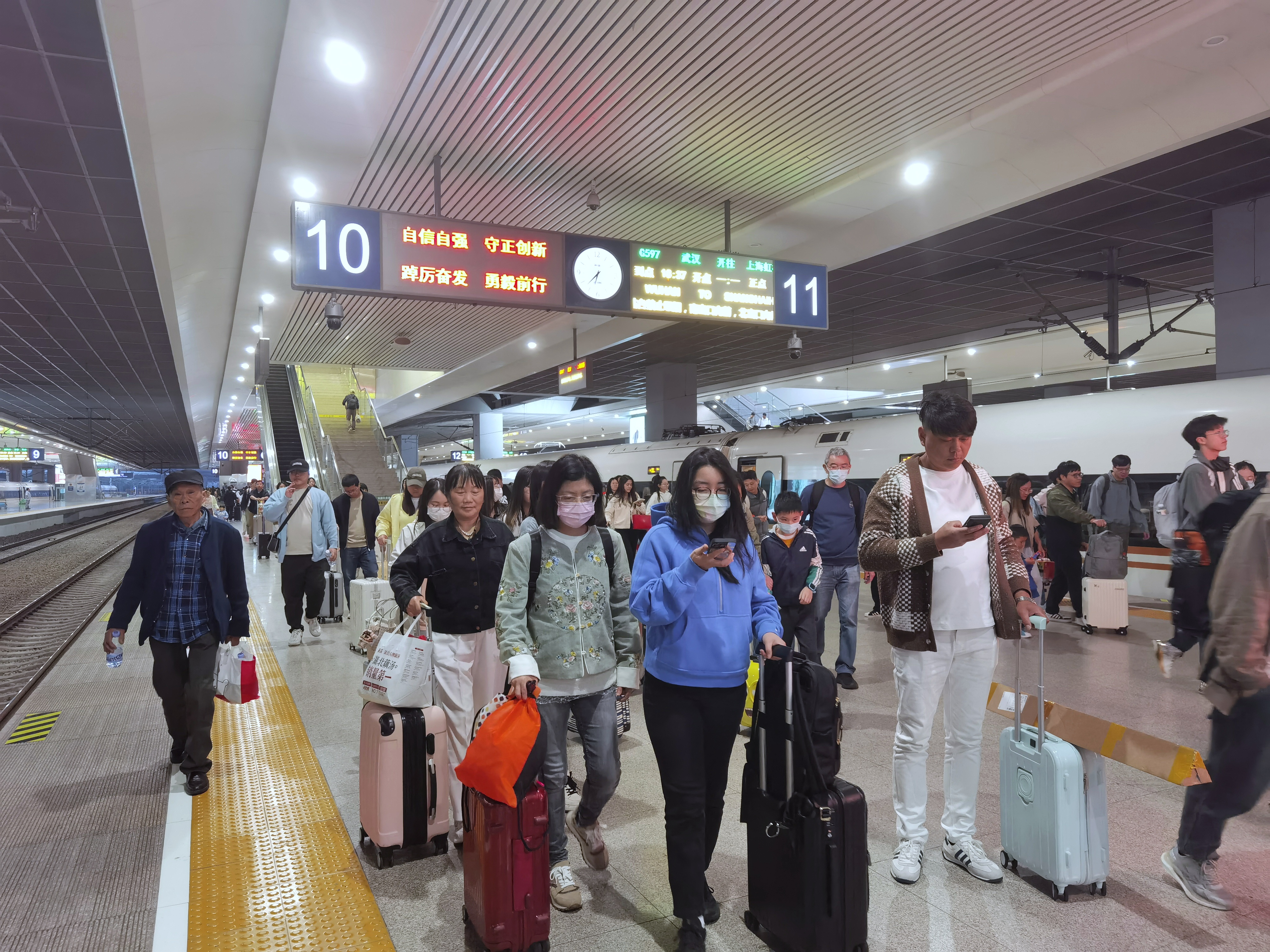 “五一”假期第三天,湖南客流1317.19万人次